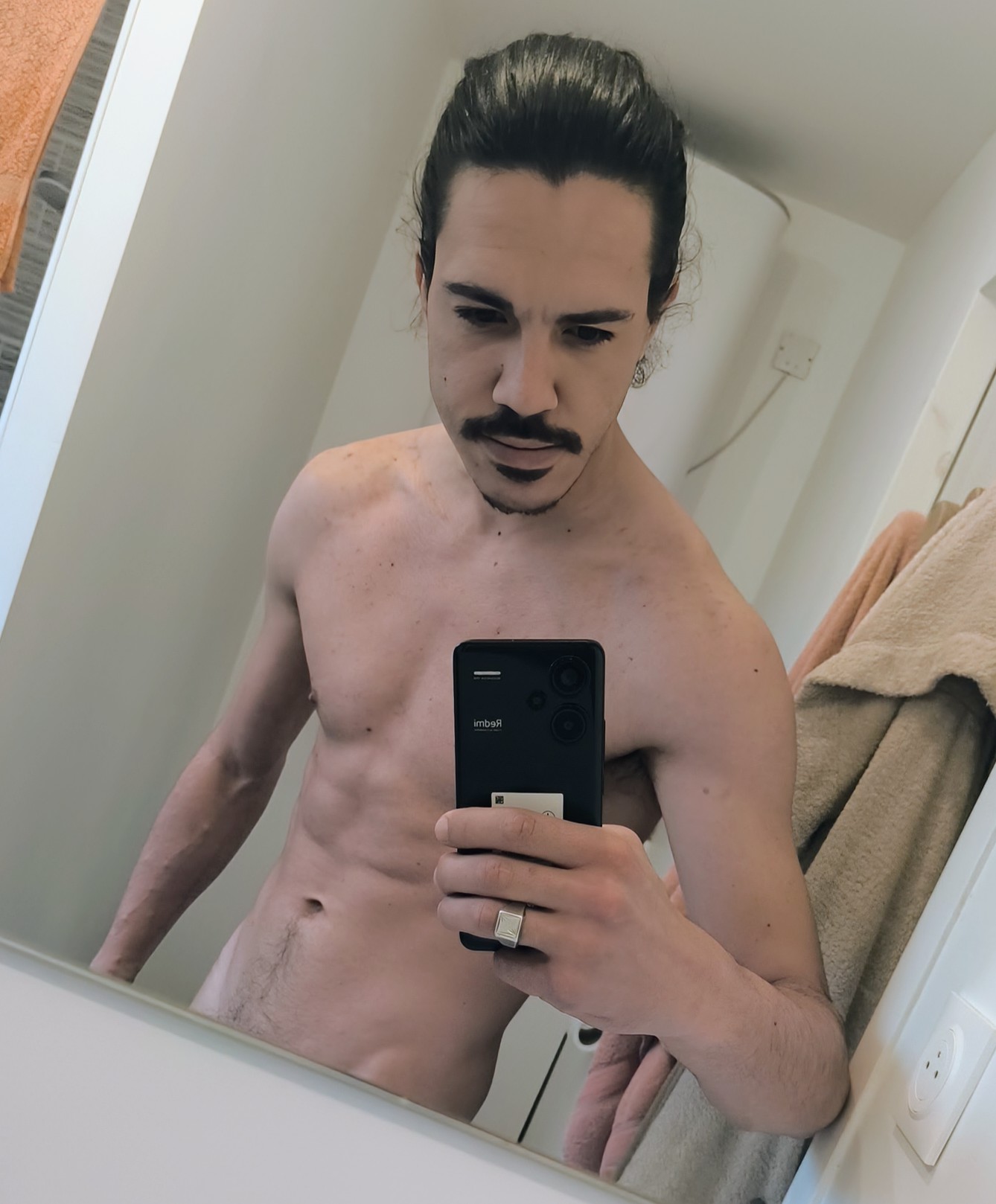 Profil de Djilali, 26 ans, Boite gay à Osco